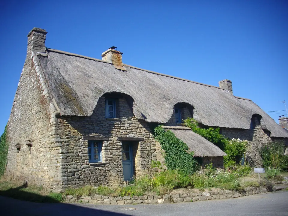 Chaumière en pierre au toit de chaume dans le hameau de Trévineuc, à Nivillac.