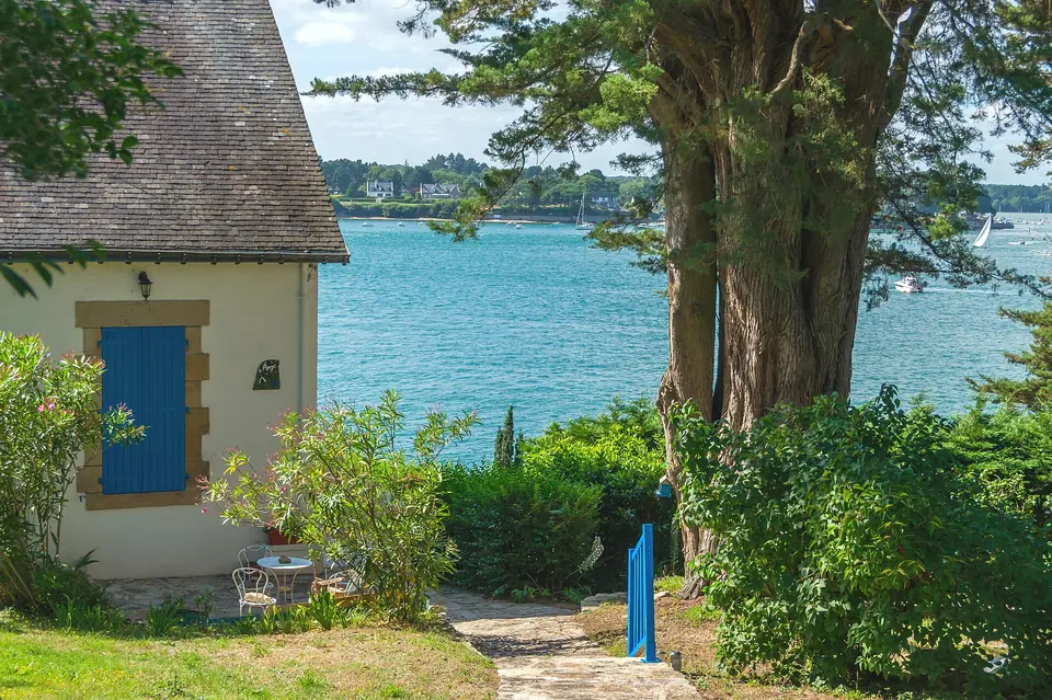 Maison au toit d'ardoise dans la verdure face au golfe du Morbihan, à l'île aux Moines.