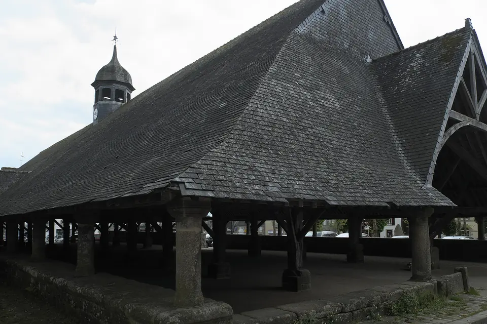 Halles du XVIe siècle du Faouët : vaste toiture en ardoise portée par une charpente en bois sur piliers de granit.