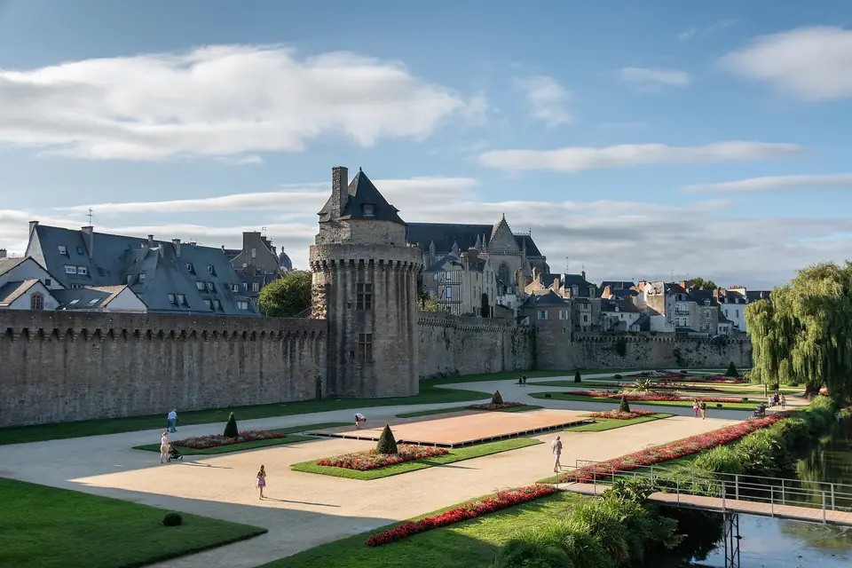 Remparts de Vannes et jardins à la française au pied de l'enceinte, toits d'ardoise de la vieille ville en arrière-plan.